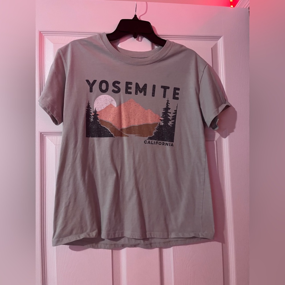 graphic tshirt - Picture 2 of 3